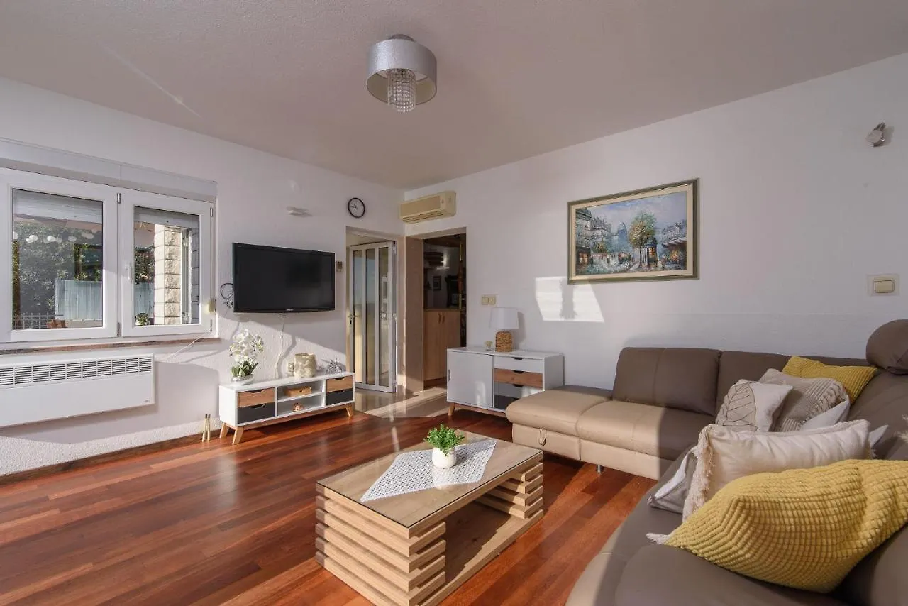 Apartment Helli Trogir 0*,